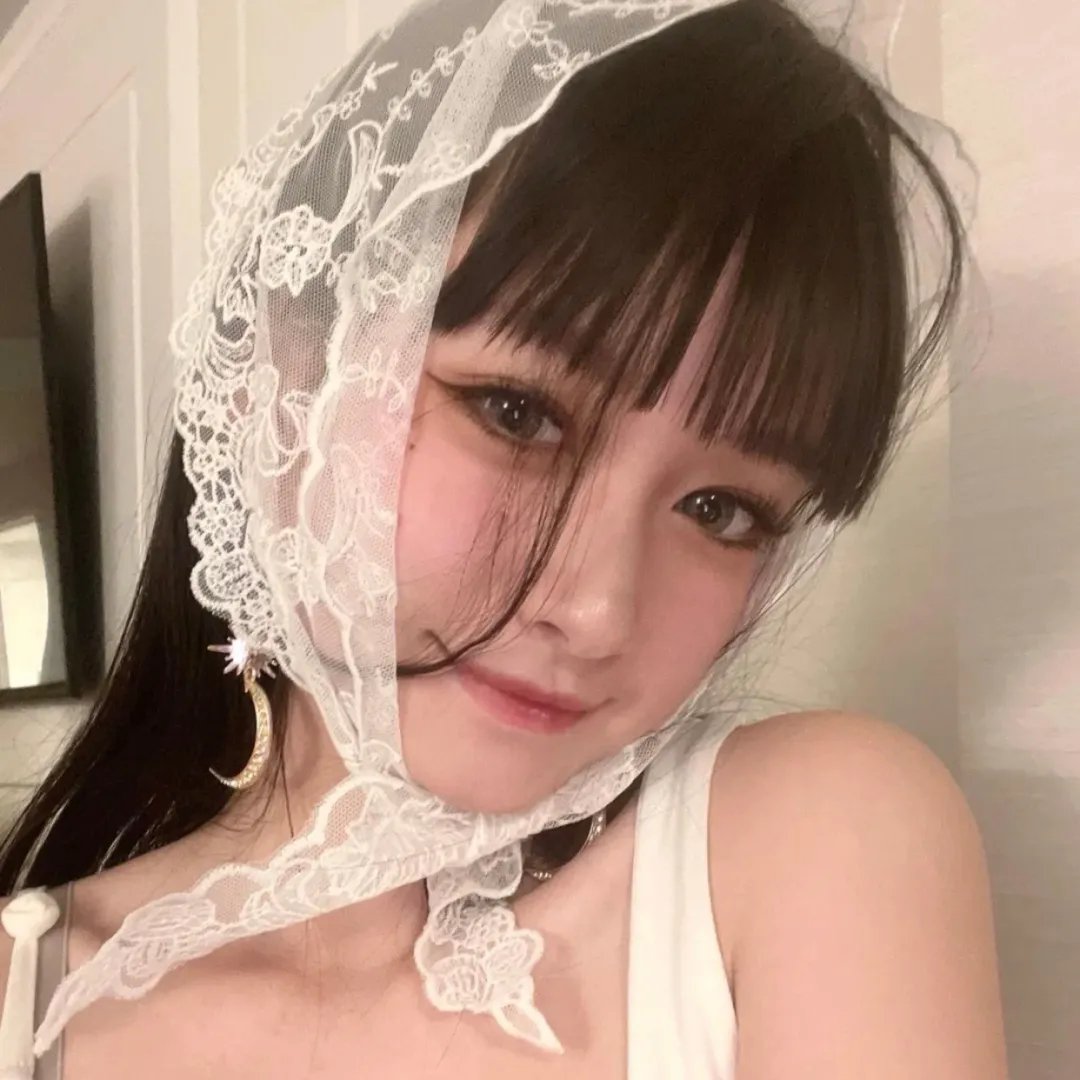 落在她身边